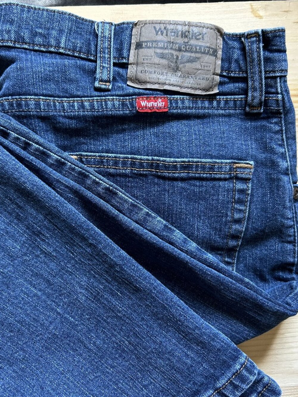 Like New Men's Wrangler Jeans 38W 30L Relaxed Fit Dark Blue